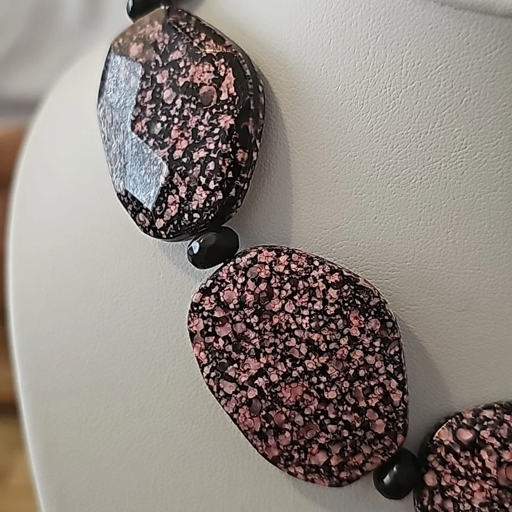 Fabulous Couture Irregular Geometric Pink and Black Acrylic Beads Necklace